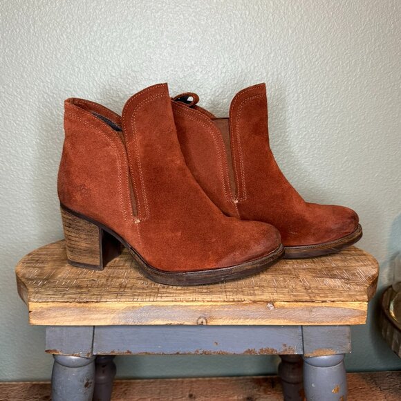Bos. & Co. Water Resistant Suede Pull on Ankle Boots Belfield Brick EU 38 US 7.5 - Picture 1 of 11